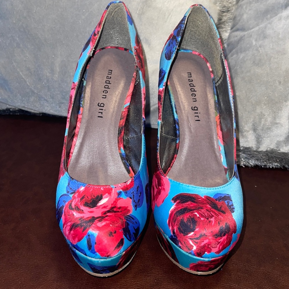 Madden girl flower pump heels. Size 8. Lighty Worn. No box!